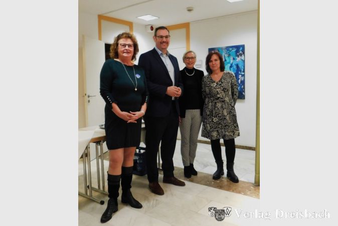 Die Künstlerinnen Susanne Bunte und Monica Stencl mit Elke Wetterau-Bein für den Vorstand des Kulturforums und Bürgermeister Christian Seitz.