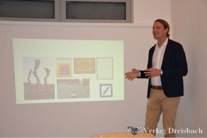 Wer sagt, dass nicht selbst ein Firmenlogo oder Hinweisschilder als Kunst zu werten ist? Dr. Christopher Naumann verdeutlichte, dass es keine festen Definitionen gibt.