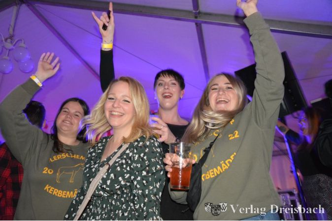 Ausgelassene Stimmung beim Nachkerbetanz.
