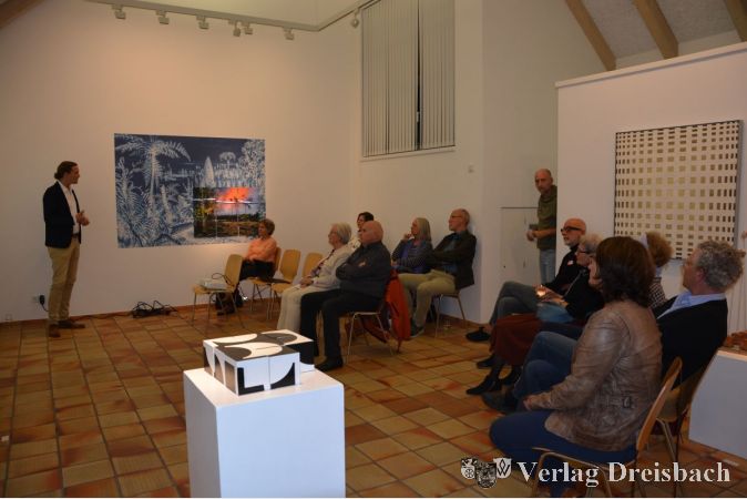 In den Ausstellungsraum des Mainturms hatte Kunsthistoriker Christopher Naumann zu einem Vortrag eingeladen.