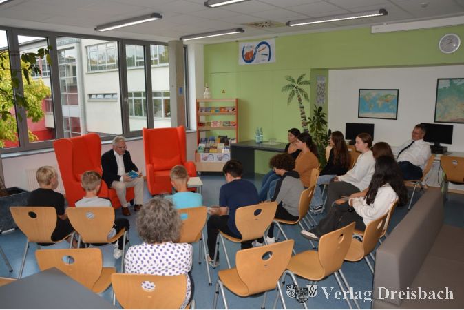 Prominente Gäste, darunter Bürgermeister Bernd Blisch, lasen spannende Geschichten in der Schulbibliothek vor.