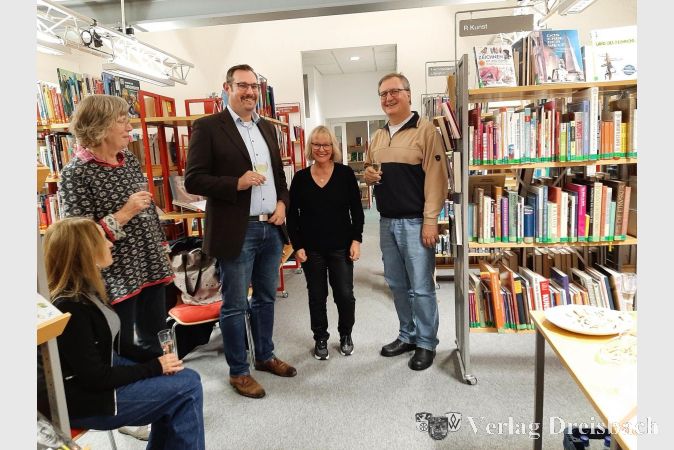 Startschuss zur am Montag geöffneten Gemeindebücherei: (v.l.n.r.) Bürgermeister Christian Seitz, Bücherei-Leiterin Eva-Maria Momma und der Vorsitzende des Kulturforums, Dr. Frank Fichert.