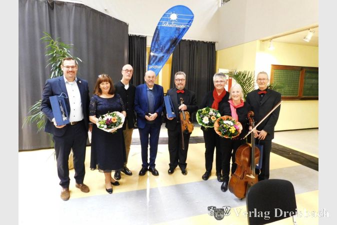 Janecke (4. v. links) mit Bürgermeister Seitz (links) und Musikern.