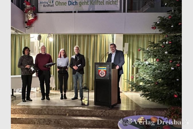 Bürgermeister Christian Seitz dankt Vertreterinnen und Vertretern des Akkordeonorchesters „Incantare“, das dem Krifteler Vereinsring neu beigetreten ist.