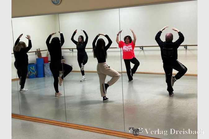 Carmen Jimenez (2. v. re.) und Semira Buch (4. v. re.) leiten den Kurs, der einmal die Woche im Spiegelsaal der Weingartenhalle stattfindet.