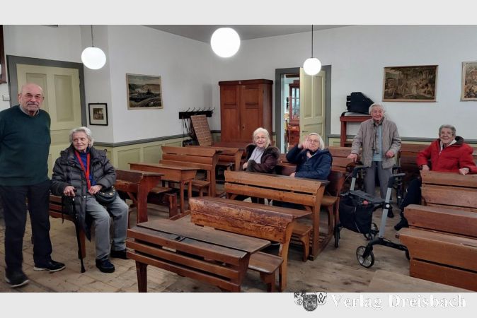 Im alten Klassenzimmer wurden Erinnerungen an die Kindheit wach (von links): Schulmuseumsleiter Wolfgang Janecke, Marianne Wagner, Brunhild Stratenwerth, Anke Schmidt, Erika Hoffmann und Gertraud Schneider.
