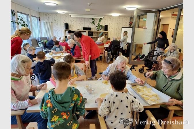 Jung und Alt waren gemeinsam fleißig beim Backnachmittag im Kursana Domizil.