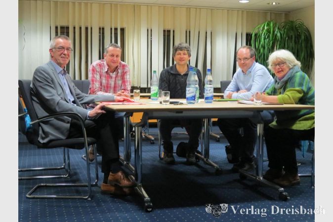 V.l.n.r.: Der Erste Beigeordnete Franz Jirasek und der Ordnungsamtsleiter Volker Kaufmann, mit Florian Schwerteck, Mitglied des ADFC, Dr. Holger Küst, Sprecher des Allgemeinen Deutschen Fahrrad-Clubs (ADFC) Hofheim/Eppstein/Kriftel und Gabriele Sutor, Kassenwartin des ADFC.
