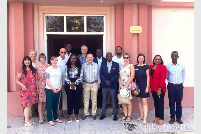 Mittig von links Bürgermeisterin Dr. Jassira Monteiro, Ehrenstadtrat Bernd Caspari, Präsident des Stadtparlaments Eurico da Moura.