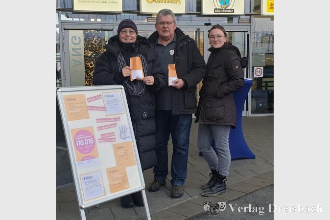 Die Landfrauen wurden bei ihrer Aktion auch von Seniorenberater Andreas Suda unterstützt.