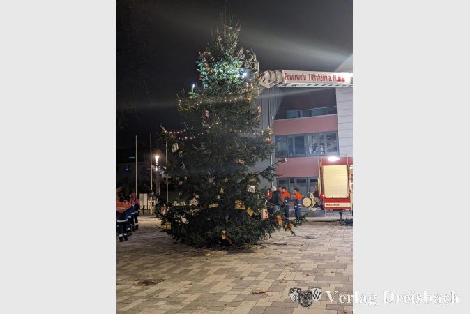 Die Feuerwehr Flörsheim: Mit unermüdlichen Einsatz schaffen sie festliche Atmosphäre auf dem Rathausplatz.