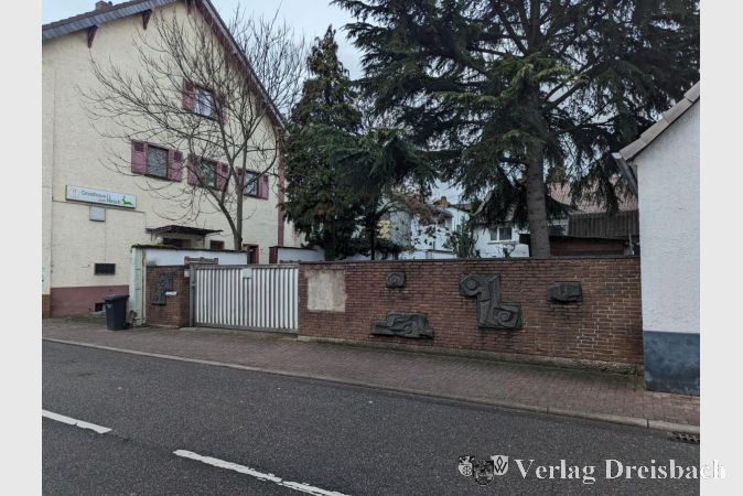 Das momentan nicht genutzte Grundstück in der Kirchstraße 10 könnte nach Ansicht der Sozialdemokraten vorübergehend als Parkplatz dienen.