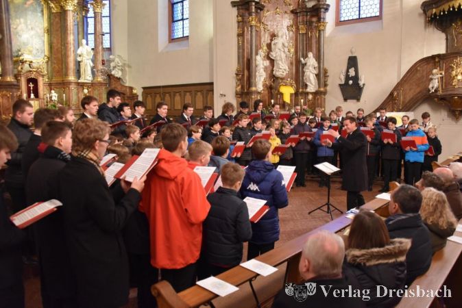Mit über 70 Sängern gastierte der Mainzer Domchor beim Benefizkonzert in der Katholischen Kirche St. Peter und Paul.