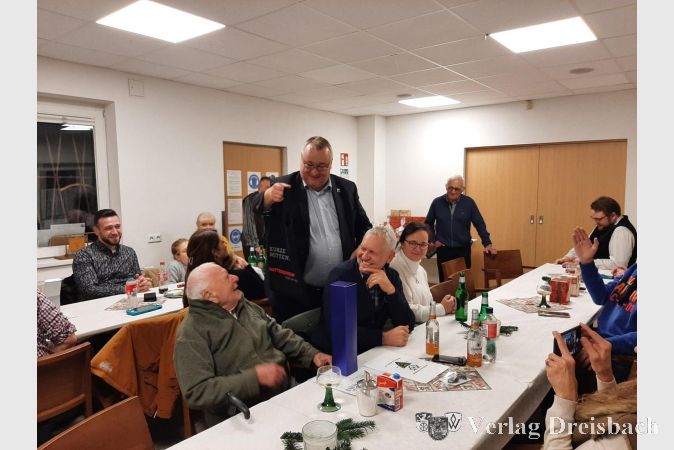Bürgermeister Klaus Schindling überreichte Walter Beck die Urkunde für außergewöhnliche 80 Jahre Mitgliedschaft.