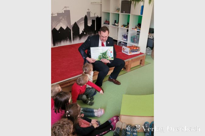 Bürgermeister Christian Seitz beim weihnachtlichen Vorlesen in der Kita Obstgärtchen.