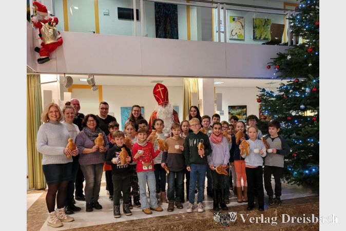 Gruppenfoto mit Nikolaus im Anschluss an die letzte Sitzung des Jahres.