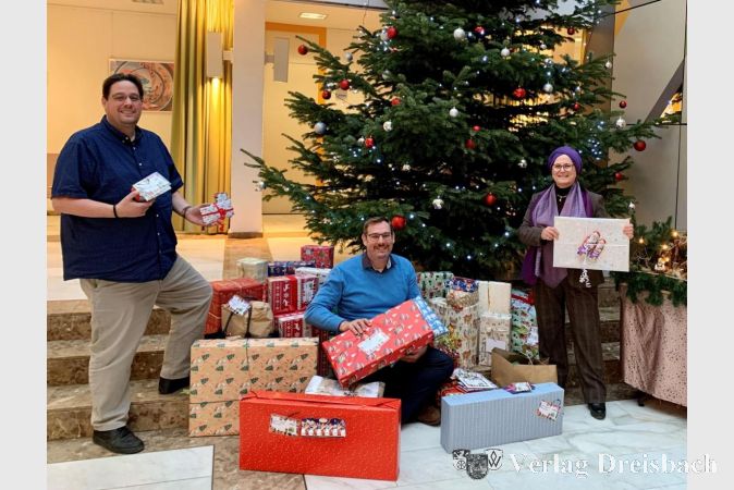 Freuen sich über viele gespendete Geschenke für einen guten Zweck: Sozialarbeiterin Semiha Eroglu-Buch, Bürgermeister Christian Seitz und Pasquale Fiore, Leiter des Fachbereichs Jugend, Soziales, Kultur.