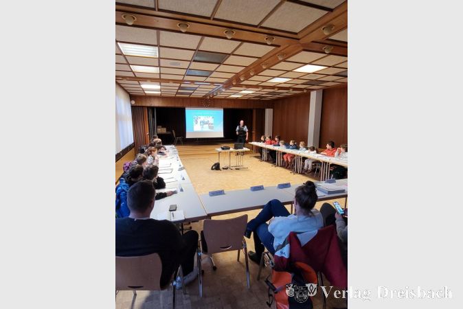 Vortrag von Ordnungspolizist Stefan Lörsch vor dem Kinderbeirat.