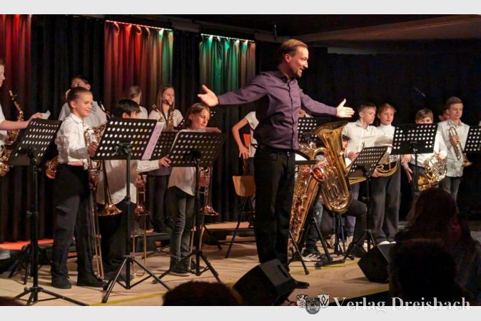 Unter der Leitung von Bernhard Frank begeistern Schüler der Bläserklasse mit ihrem Weihnachtslieder-Medley.