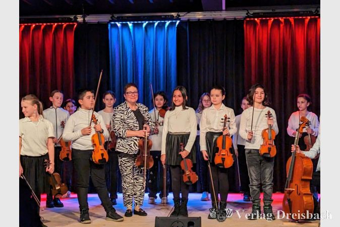 Schüler der Streicherklasse präsentieren unter der Leitung von Christine Galka festliche Weihnachtsklänge.