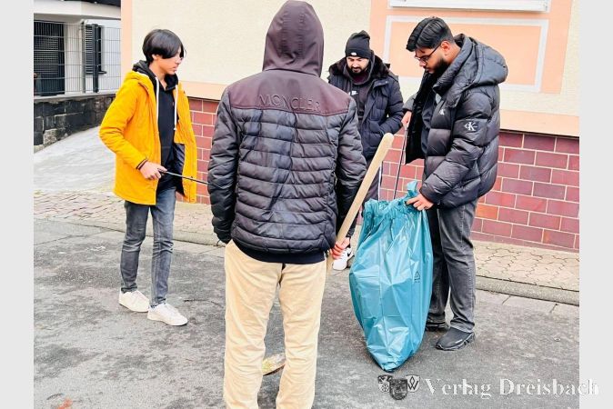 Nach anderthalb Stunden hatte man stolze fünf Müllsäcke mit Hinterlassenschaften der Feierlichkeiten eingesammelt.