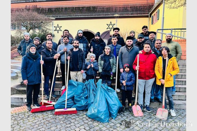 Gruppenbild der 40 Mitglieder der Ahmadiyya-Gemeinde, die sich am Neujahrsmorgen zur traditionellen Putzaktion versammelten.