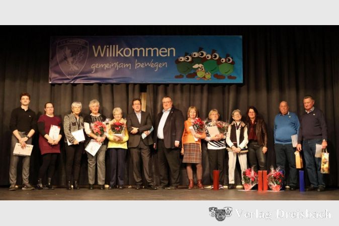 Vorstand Frank Lakomy und Bürgermeister Klaus Schindling inmitten der Geehrten.