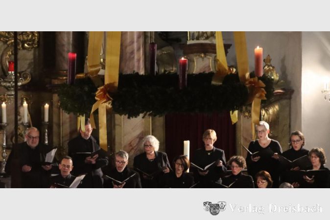Singen unter dem Adventskranz: Die dritte Kerze brannte beim Konzert der Kantorei ganz frisch.