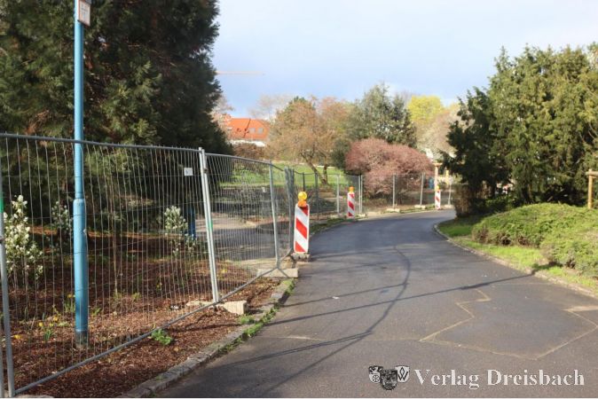 Als der Umbau des Stadtparks im Frühjahr umgesetzt wurde, entfielt aus Kostengründen die Wasserspiele. Die dfb möchte als Attraktion daher eine Spielfläche einrichten lassen, das wurde vom Ausschuss ohne Geldansatz als Protokollnotiz zur Prüfung an die Verwaltung weitergereicht.