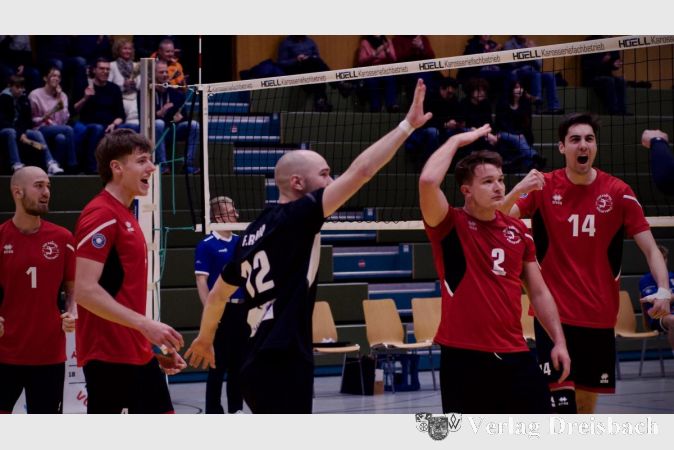 Allen Ausfällen zum Trotz: Die Kriftler Volleyballer um Kapitän Tobias Thiel (Nr. 2) setzten sich souverän gegen Dresden durch.