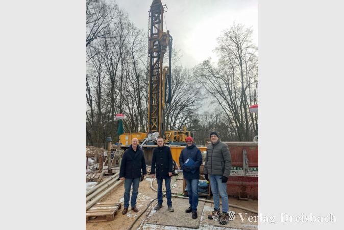 V.l.n.r.: Dr. Christoph Olk, Standortleiter Frankfurt und in der Geschäftsleitung von der in Kriftel ansässigen Firma HPC mit dem Ersten Beigeordneten Franz Jirasek, Bauleiter Dirk Münstermann und Fachbereichsleiter Michael Walter.