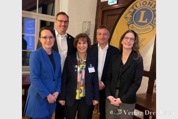 V.l.n.r.: Hanna-Lena Neuser (Direktorin der evangelischen Akademie Frankfurt), der Krifteler Bürgermeister Christian Seitz, Lions Club Präsidentin Marion Uhle-Fassing, Kreisbeigeordneter Axel Fink und die Hattersheimer Erste Stadträtin Heike Seibert.