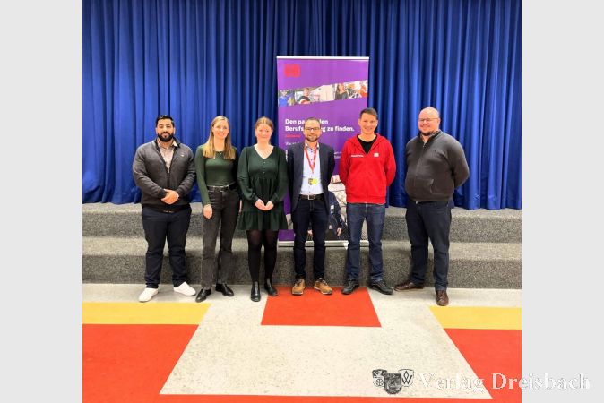 V.l.n.r: Studienrat Basel Mirza, Trainee Nora Bauer, Personalmanagerin Luisa da Silva, Ausbildungsgesamtkoordinator Jan-Niclas Peifer, Personalmanager Tim Plankenbühler und der stellvertretende Schulleiter Alexander Heyd.