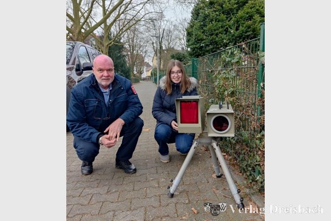 Interessanter Einsatz für das Ordnungsamt: Sophie und Hilfspolizist Stefan Lörsch bei der Geschwindigkeitsmessung in der Rossertstraße.