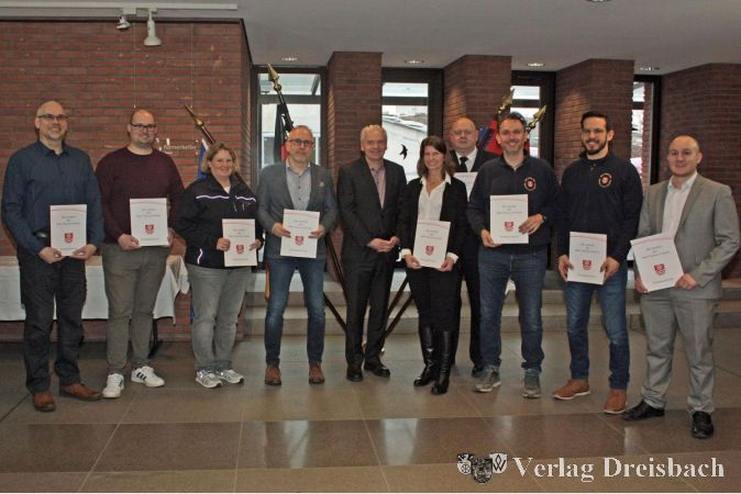 Landrat Cyriax mit den verabschiedeten oder wiederernannten Ehrenbeamtinnen und -beamten. V.l.n.r.: Lothar Straube, Tobias Hirth, Jutta Kolata, Dr. Stefan Heigenmooser, Landrat Michael Cyriax, Dr. Sabine Dankmeier, Thomas Rieger, Dr. Marek Humpich, Dr. Mathias Bürstell, Stephan Wengler.
