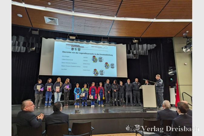 Stadtbrandinspektor David Tisold (rechts) bei der Vornahme der Übertritte von der Minifeuerwehr in die Jugendfeuerwehr bzw. von der Jugendfeuerwehr in die Einsatzabteilung.