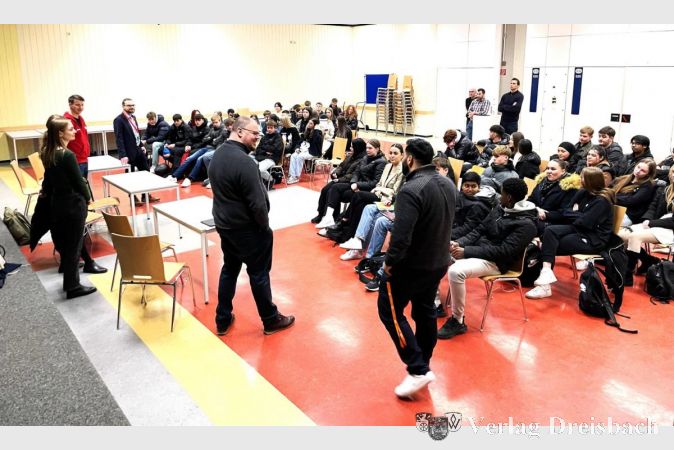 Abschlussdebatte beim Bewerbertraining: Die WGS-Lehrkräfte mit den R10-Klassen.