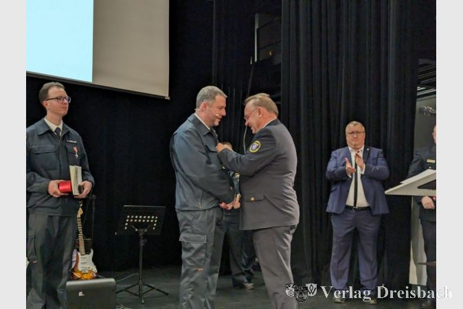 Der Präsident des Landesfeuerwehrverbandes, Norbert Fischer (rechts), verlieh David Tisold das Deutsche Feuerwehr-Ehrenkreuz in Silber.