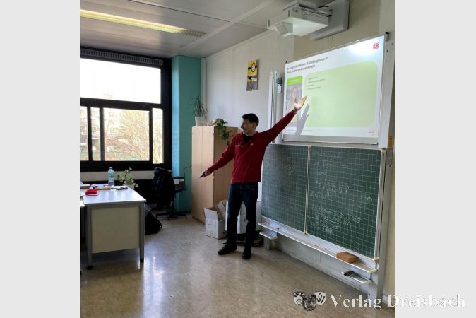 Personalmanager Tim Plankenbühler beim Bewerbungstraining.