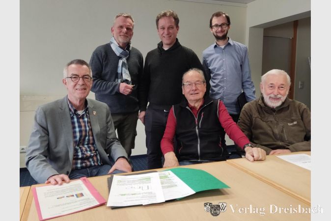 Das Team Vogelschutz bei der Übergabe des Jahresberichts an die Verwaltung. Von links: der Ersten Beigeordneten Franz Jirasek, Peter Krüger, Martin Mohr, Heiner Tecklenburg (sitzend), Torsten Horn (stehend) und Richard Hilgart.