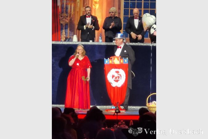 Die scheidende Sitzungspräsidentin Heike Wölfel und Bürgermeister Christian Seitz.