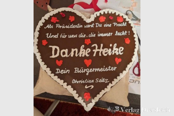 Die buchstäblich herzliche Ehrung und Verabschiedung von Heike Wölfel.