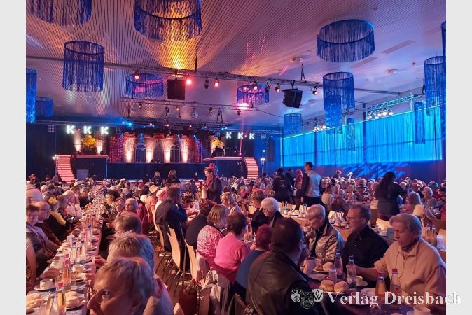 Einmal mehr war die Große Schwarzbachhalle bestens gefüllt zum Kreppelkaffee.