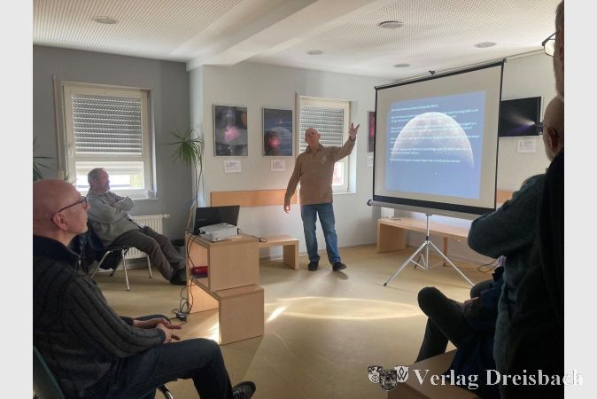 Horst Tremel in seinem Element – ein Vortrag über die Entfernungen in unserem Universum.