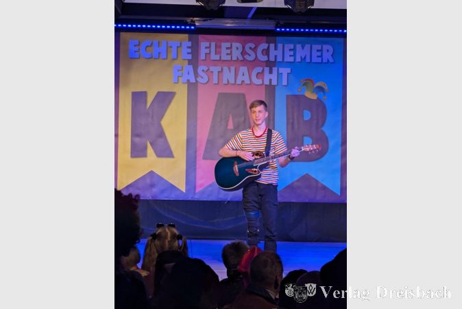 Marlon Spehr begeisterte das Publikum mit seiner ersten KAB-Bühnenpräsenz als Stimmungssänger.