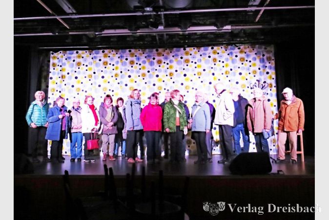 Die Wandergruppe auf der Bühne des ShowSpielhauses.
