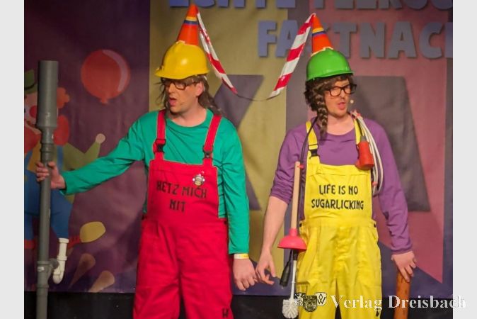 Das Trio Dollbohrer brachte die Aula mit humorvollen Anekdoten aus ihrem Berufsleben als Handwerker zum Beben.
