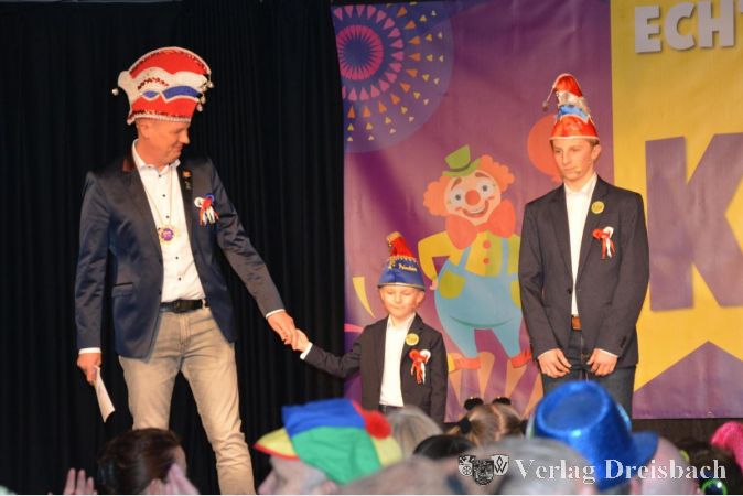 Sitzungspräsident Daniel Schleidt führt humorvoll durch den Abend und schuf einen besonders herzlichen Familienmoment, als er kurzzeitig von seinen Söhnen Silas und Simon auf der Bühne unterstützt wurde.