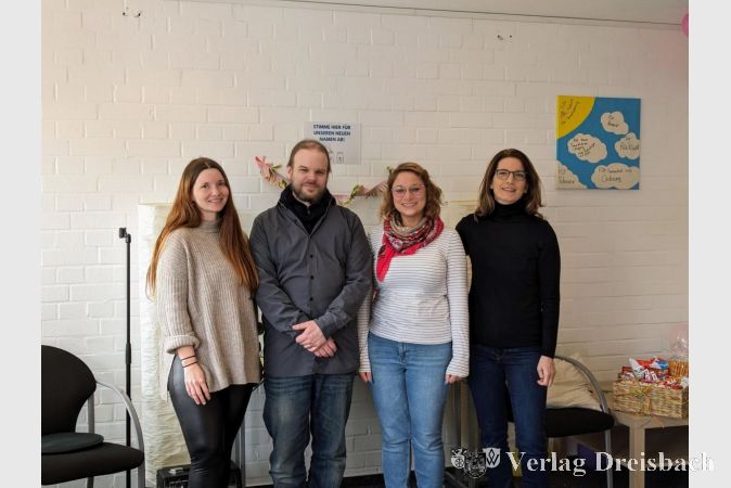 V.l.n.r.: Das Team der Mobilen Jugendarbeit Hattersheim, Jennifer Ruppert, Rene Glaser und Eva Jost, zusammen mit der Ersten Stadträtin Heike Seibert.