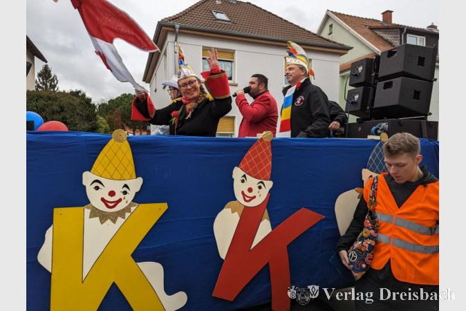 Die scheidende Sitzungspräsidentin Heike Wölfel grüßte vom großen Motivwagen des KKK.